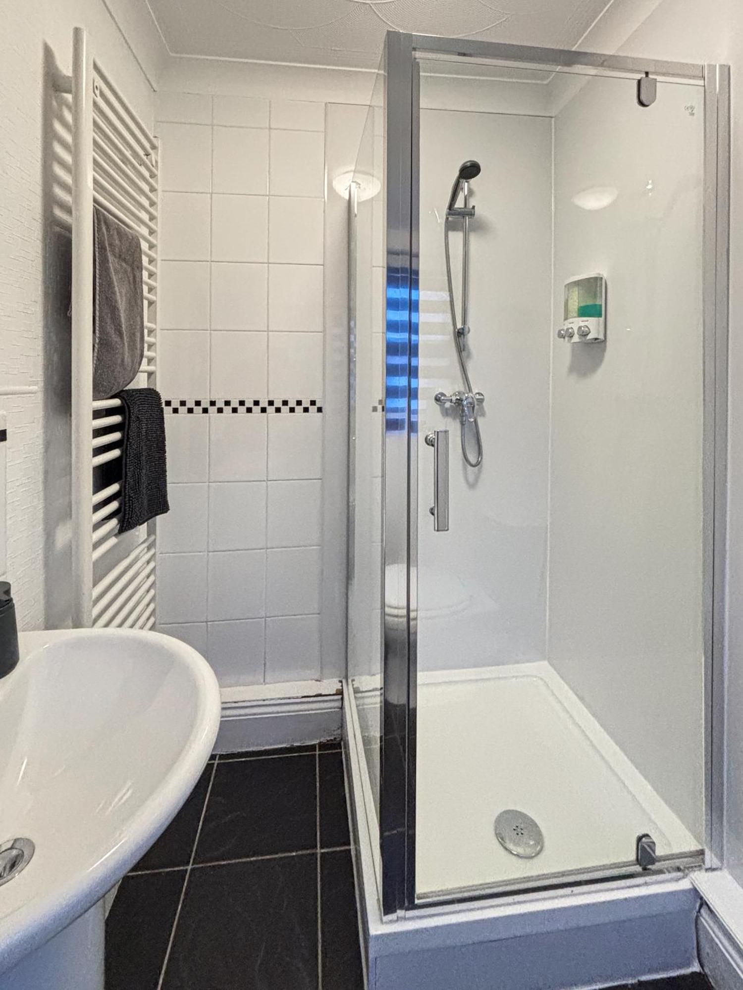 1 Bed - Location - Sleeps 4 - Garden - Amaya Two Apartment Grantham